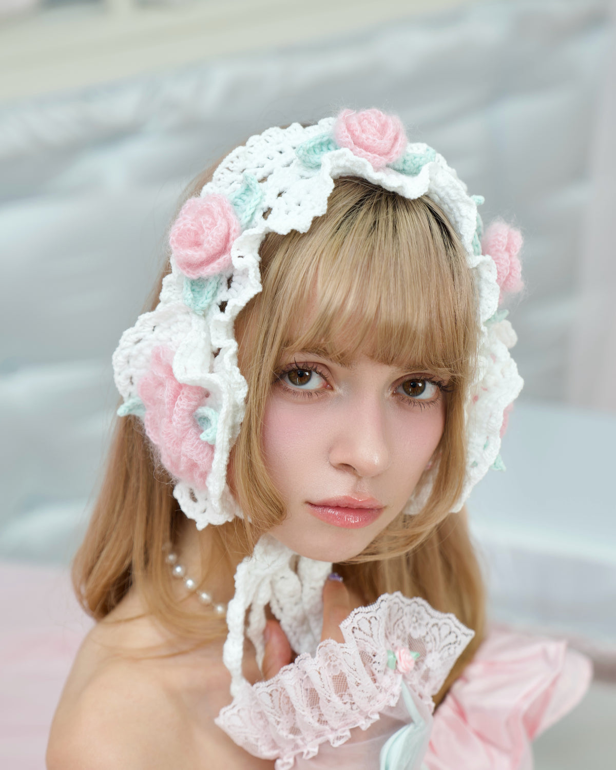 ウィンターローズガーデン ハンドクロシェイヤーマフ - ホワイト x ピンク // 予約注文